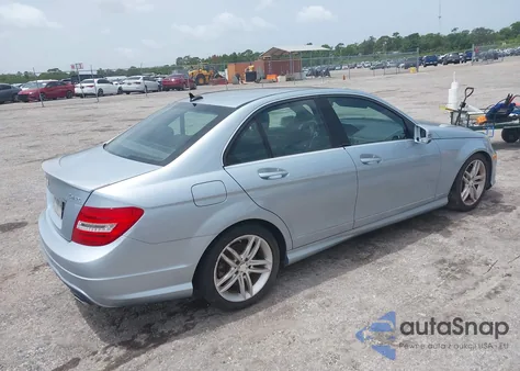 2013 Mercedes-Benz C 300 Luxury 4Matic/Sport 4Matic z USA, uszkodzony, nr VIN WDDGF8AB5DR259425